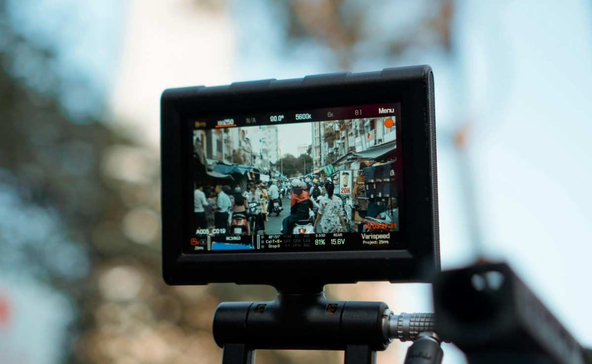 Camera screen recording busy street scene illustrating video marketing and online audience engagement strategy